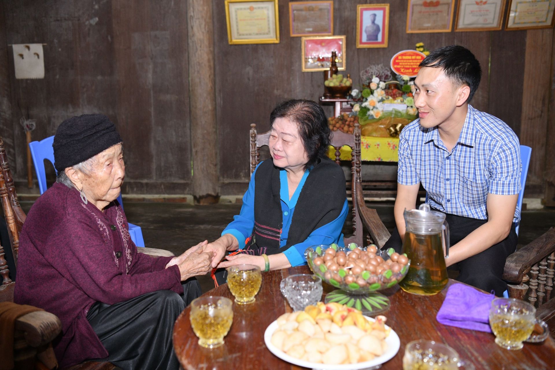 Bác Trương Mỹ Hoa thăm hỏi bà Sùng Thị Pà (97 tuổi), chị dâu của anh hùng liệt sĩ Vừ A Dính.