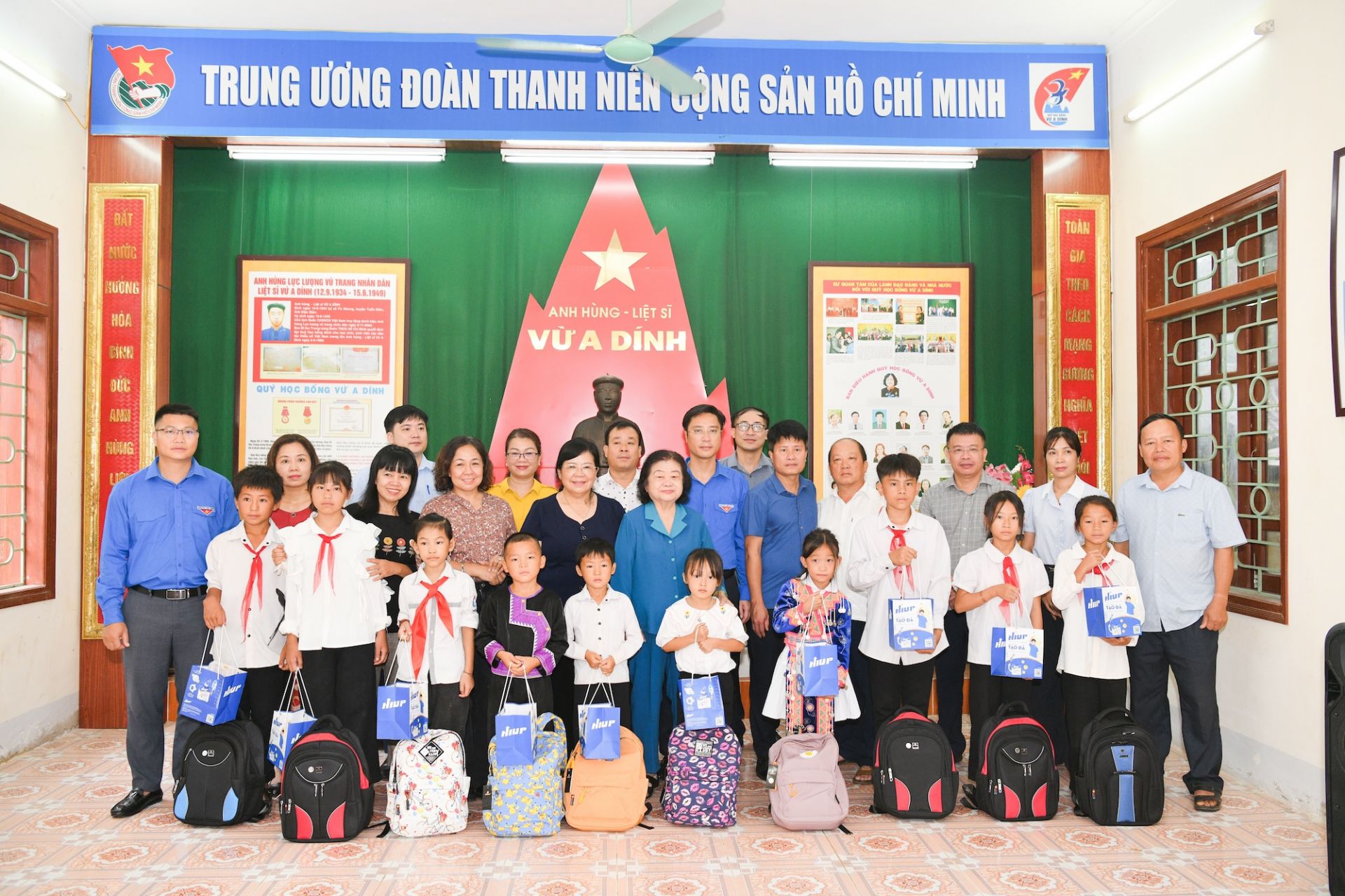 Đoàn đại biểu thăm Nhà lưu niệm anh hùng liệt sĩ Vừ A Dính và tặng quà cho các bạn học sinh có hoàn cảnh khó khăn của xã Pú Nhung.
