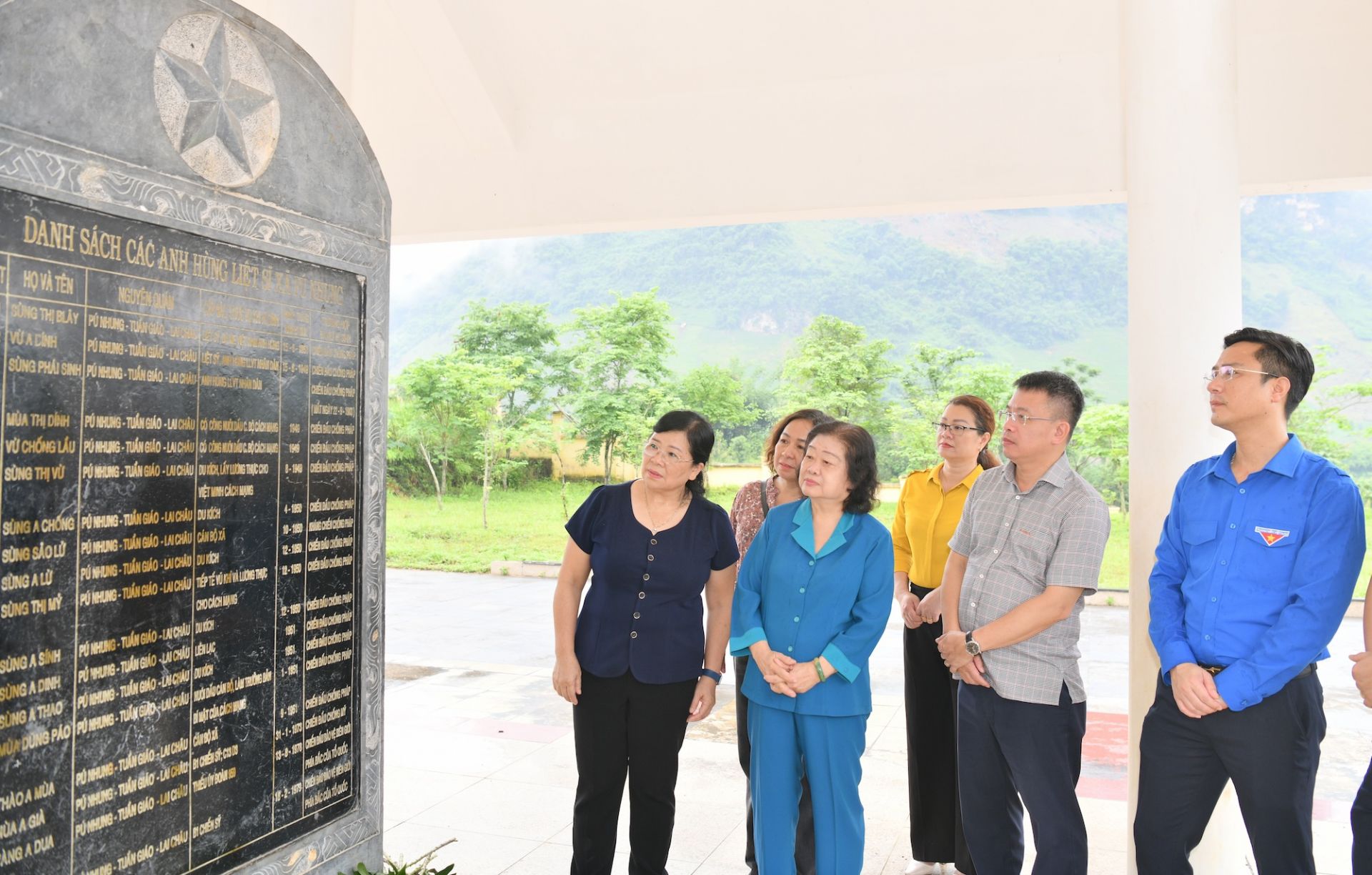 Đoàn dành phút mặc niệm và dâng hương tại Nghĩa trang liệt sĩ xã Pú Nhung.