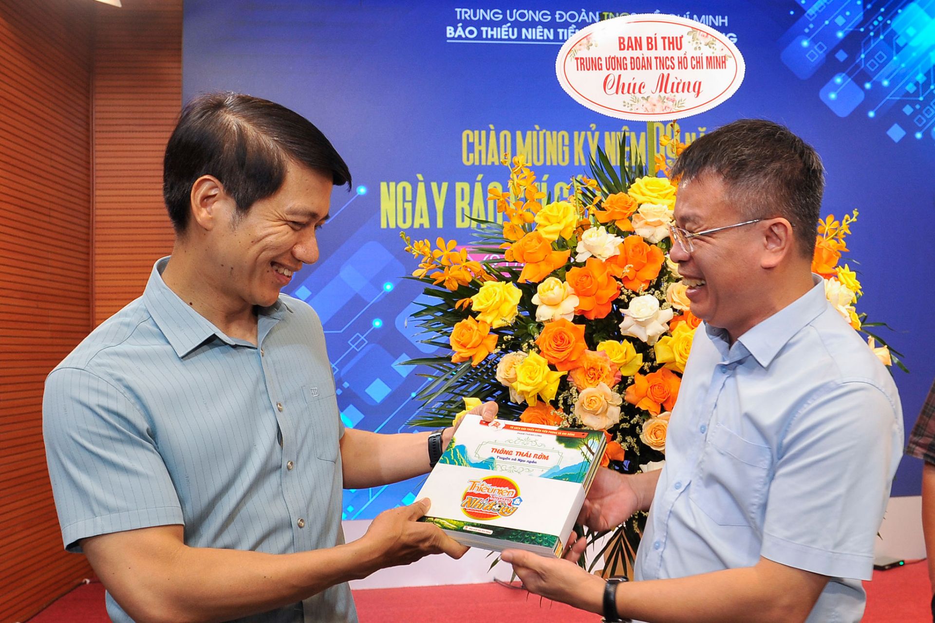 Nhà văn, nhà báo Nguyễn Phan Khuê (bên phải) trao tặng Bí thư thường trực T.Ư Đoàn Nguyễn Ngọc Lương bộ ấn phẩm đặc biệt Kỷ niệm 70 năm thành lập Báo TNTP&NĐ.