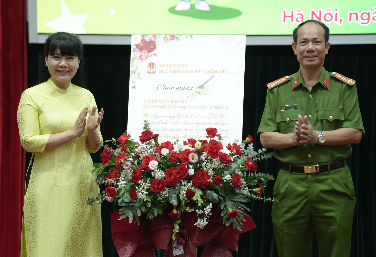Học viện Cảnh sát nhân dân trao lẵng hoa chúc mừng báo Thiếu niên Tiền phong và Nhi đồng trong dịp ngày Báo chí cách mạng Việt Nam.
