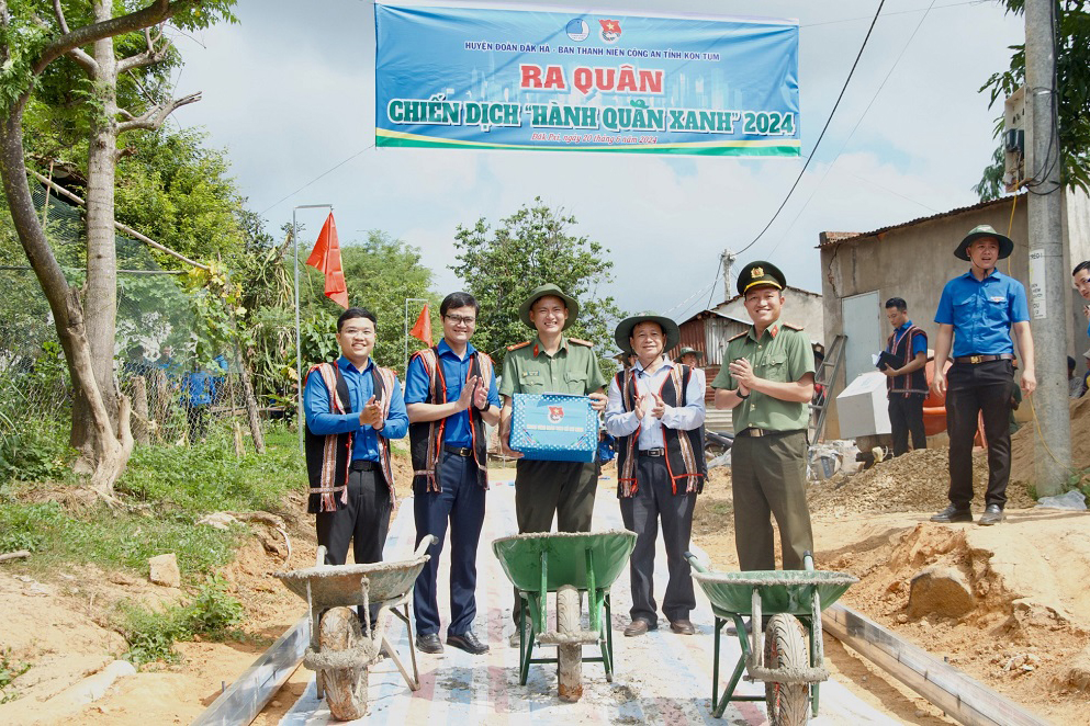 Đoàn đại biểu thăm, tặng quà động viên các đội hình thanh niên tình nguyện trên địa bàn huyện Đăk Hà