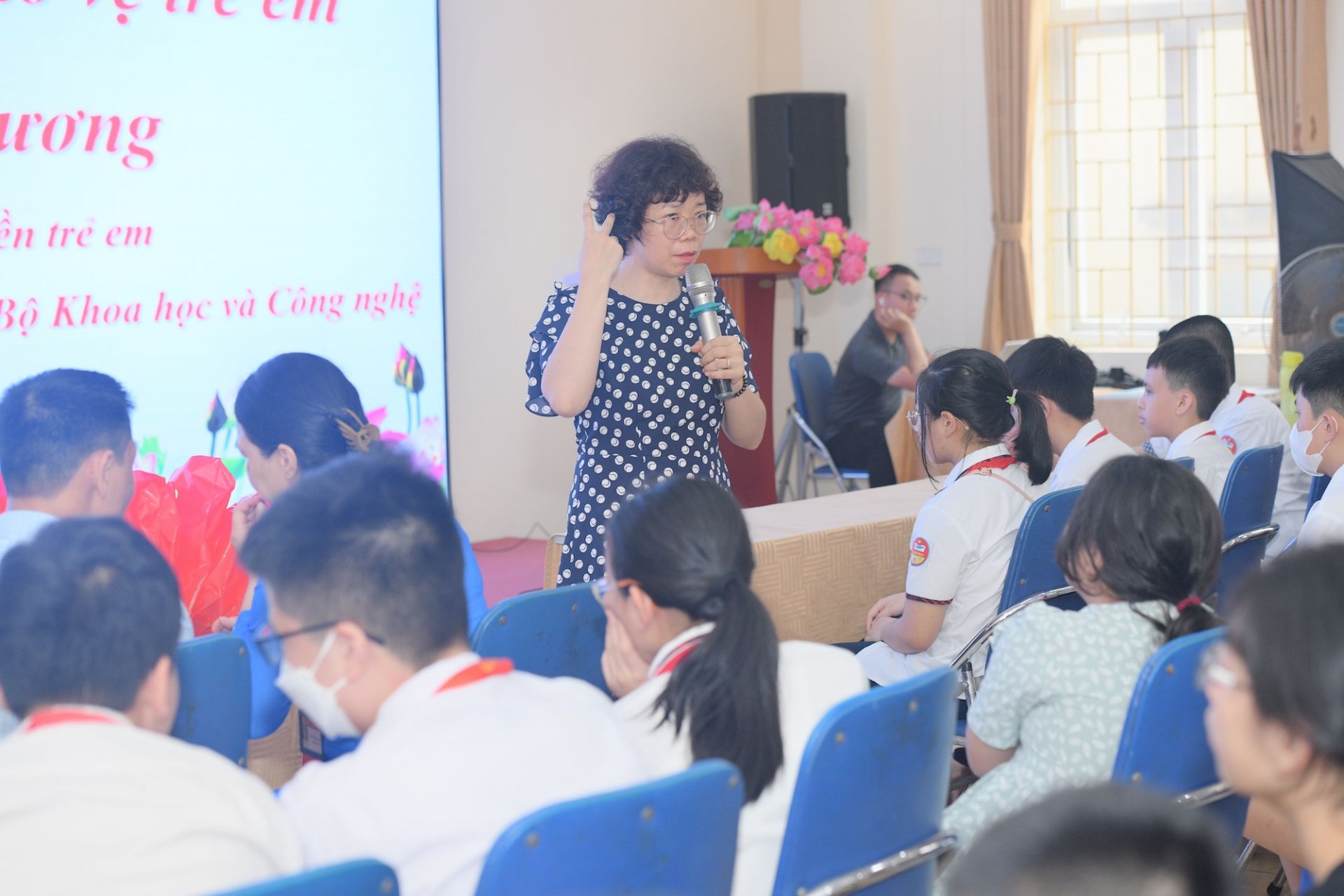 Th.s Phan Thị Lan Hương chia sẻ về những câu chuyện đời thực với các bạn học sinh.
