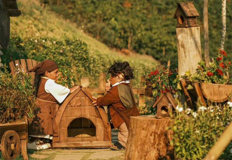 Du khách sẽ được gặp gỡ với những chàng trai, cô gái tộc người lùn Hobbit vô cùng hiếu khách, với tiệc trà bánh, với những vườn cải xanh tươi, những tác phẩm đồ gốm hay những thanh gươm được tạo bởi chàng Hobbit lực sĩ.