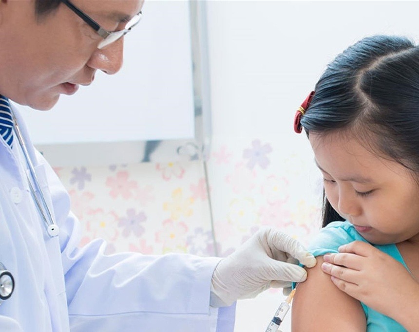 Tiêm vaccine đúng lịch là cách tốt nhất để phòng ngừa lây nhiễm bệnh bạch hầu. Ảnh minh họa: Healthychildren.