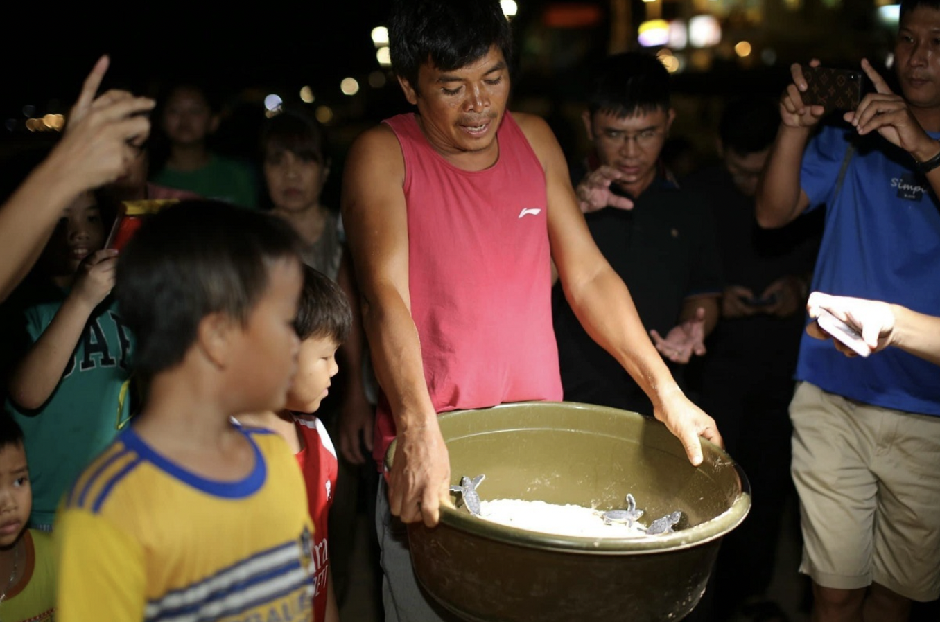 Người dân đưa rùa về nơi khoanh vùng bảo vệ.