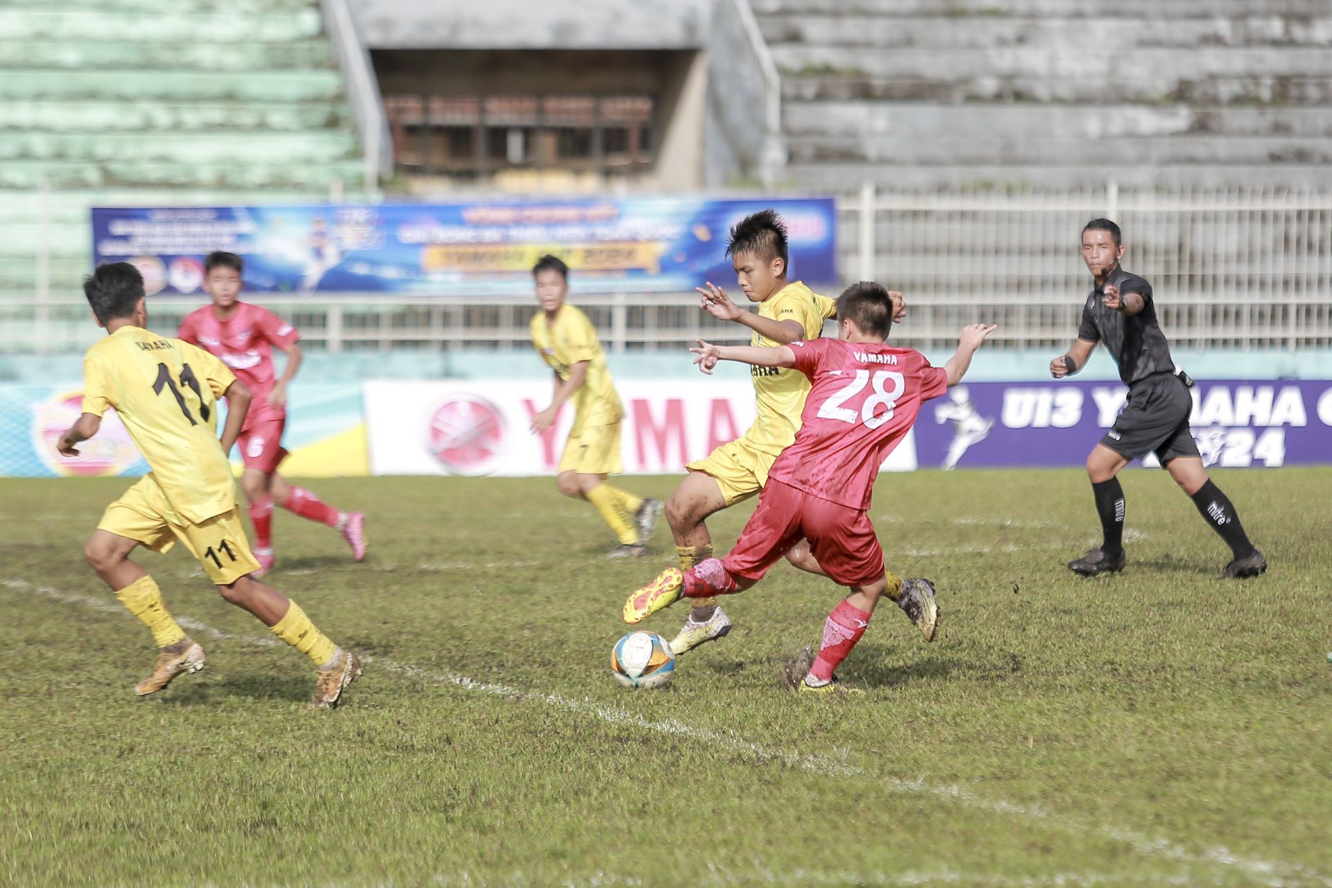 Sông Lam Nghệ An (áo vàng) chơi tốt hơn trong hiệp 2.