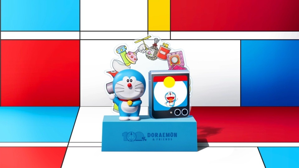 Người dùng cũng được tặng mô hình Doraemon kích thước nhỏ, giá đỡ nam châm để cố định và trưng bày thiết bị. Phía sau giá đỡ là hình ảnh các bảo bối quen thuộc.