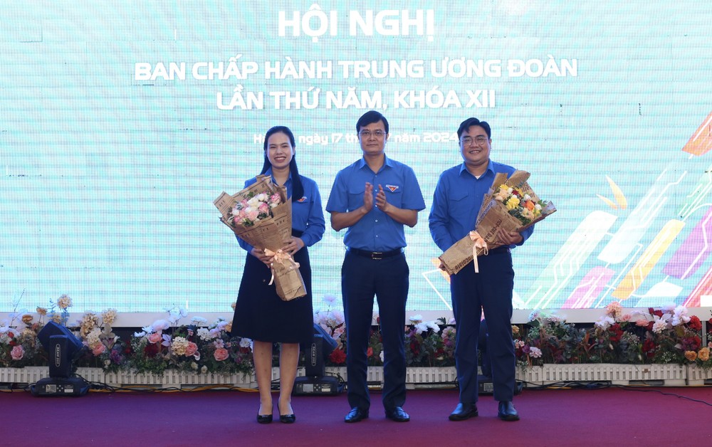 Bí thư thứ nhất T.Ư Đoàn Bùi Quang Huy tặng hoa chúc mừng 2 Ủy viên Ban Thường vụ T.Ư Đoàn khoá XII