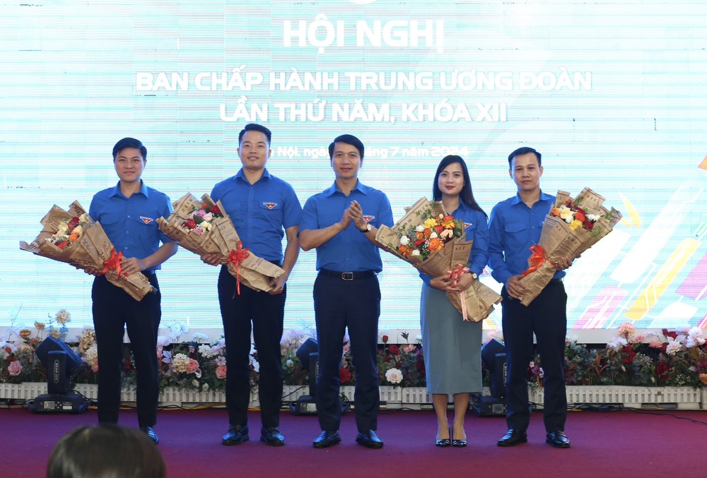 Anh Nguyễn Ngọc Lương - Bí thư thường trực T.Ư Đoàn, Chủ tịch T.Ư Hội LHTN Việt Nam tặng hoa chúc mừng các Ủy viên Ban Chấp hành T.Ư Đoàn.