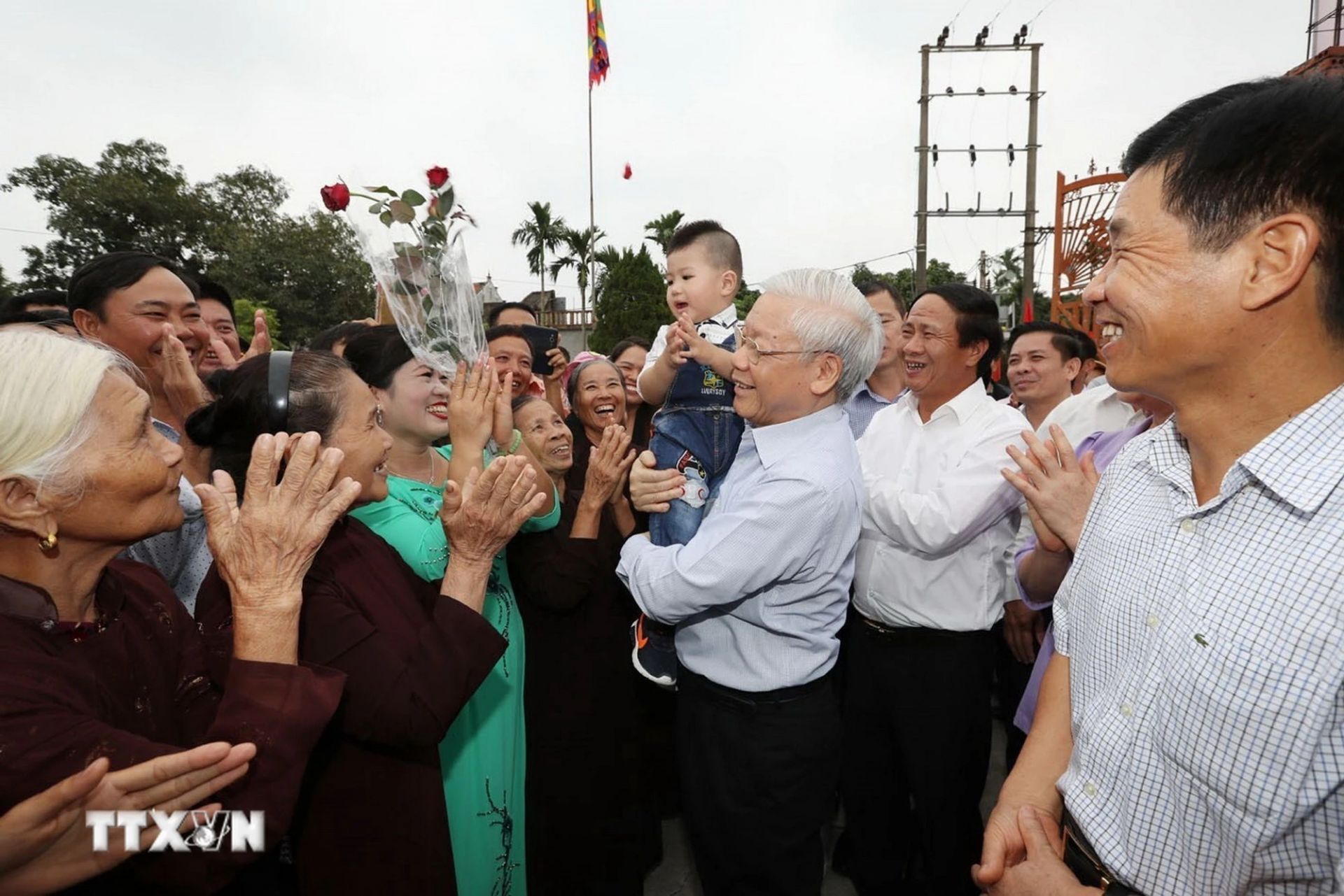 Bác Nguyễn Phú Trọng với nhân dân và thiếu nhi thôn Thượng Điện, xã Vinh Quang, huyện Vĩnh Bảo, thành phố Hải Phòng.