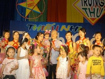 Chủ tịch Quốc hội Nguyễn Phú Trọng vui Tết Trung thu với thiếu nhi quận Thanh Xuân năm 2007.