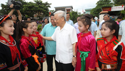 Tổng bí thư Nguyễn Phú Trọng với thiếu nhi xã Mỹ Bằng, Tuyên Quang.