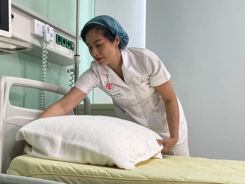 Thiếu tá, điều dưỡng viên Nguyễn Thị Hồng, Khoa Bảo vệ, chăm sóc sức khoẻ cán bộ Trung ương và công việc hàng ngày là chăm sóc Tổng Bí thư Nguyễn Phú Trọng. 