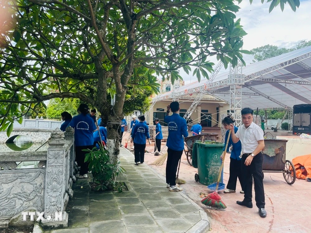 Đoàn viên thanh niên xã Đông Hội, huyện Đông Anh tiến hành dọn vệ sinh tại Nhà văn hoá thôn Lại Đà (Đông Hội) để chuẩn bị cho lễ tang Tổng Bí thư.