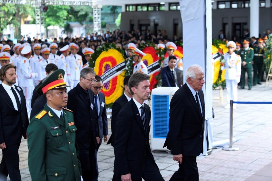 Đoàn Liên minh châu Âu do Phó chủ tịch Ủy ban châu Âu, đại diện cấp cao Liên minh châu Âu về chính sách đối ngoại và an ninh Josep Borrell làm trưởng đoàn, vào viếng Tổng Bí thư Nguyễn Phú Trọng. 