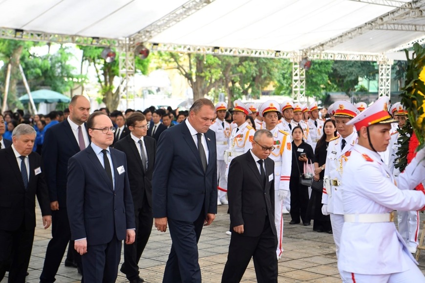 Đoàn đại biểu Duma quốc gia Liên bang Nga do Phó chủ tịch Duma quốc gia Liên bang Nga Pyotr Tolstoy làm trưởng đoàn, vào viếng Tổng Bí thư Nguyễn Phú Trọng. 