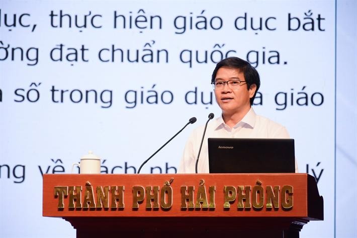 Vụ trưởng Vụ Giáo dục Tiểu học Thái Văn Tài báo cáo tại hội nghị.