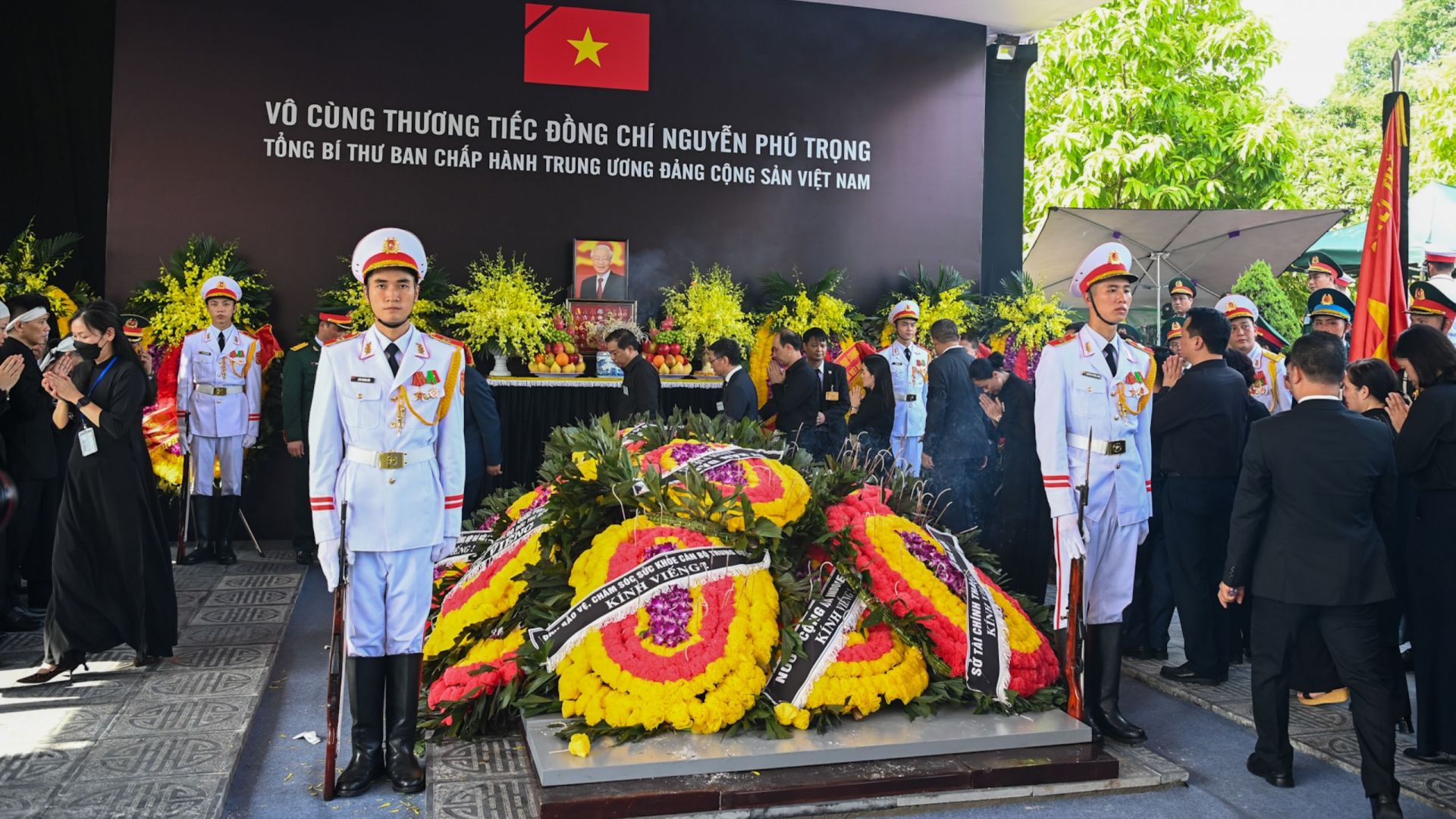 Đội tiêu binh thực hiện nghi thức hạ huyệt linh cữu Tổng Bí thư. Gia đình cùng các đại biểu thả hoa và những nắm đất đầu tiên xuống huyệt mộ. Sau nghi thức đóng mộ, những vòng hoa tươi được đội tiêu binh phủ lên.