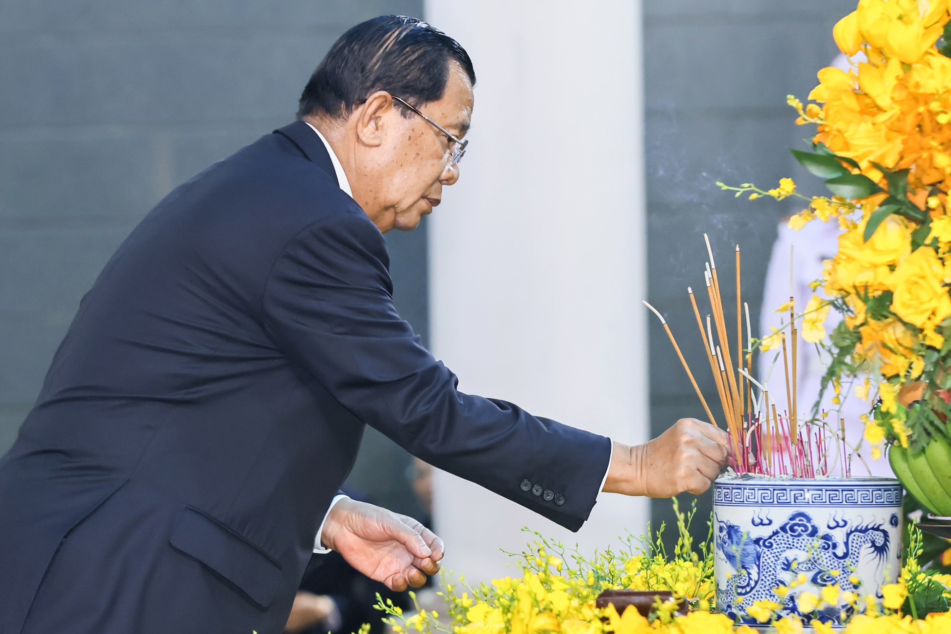 Đoàn Campuchia do Chủ tịch Đảng Nhân dân Campuchia, Chủ tịch Thượng viện Campuchia Hun Sen làm Trưởng đoàn, viếng Tổng Bí thư Nguyễn Phú Trọng.