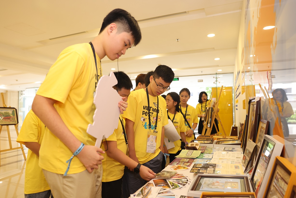 Không gian trưng bày tem cung cấp cho các bạn nhỏ lịch sử của những con tem và khơi gợi tình yêu quê hương, đất nước qua những bức tranh tem về Bác và Tổ quốc Việt Nam.