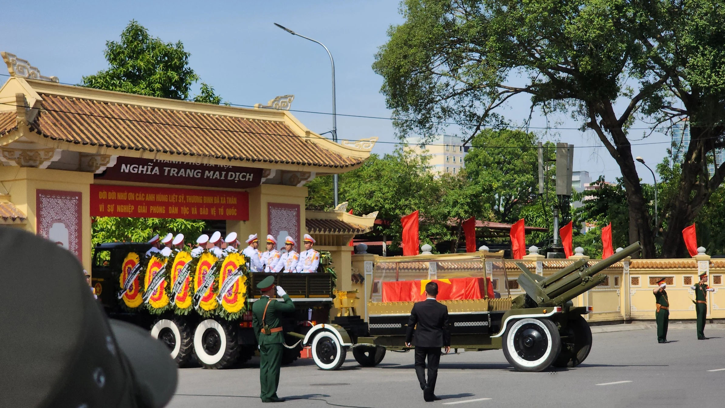 Linh xa chở linh cữu cố Tổng Bí thư Nguyễn Phú Trọng đi qua các tuyến đường