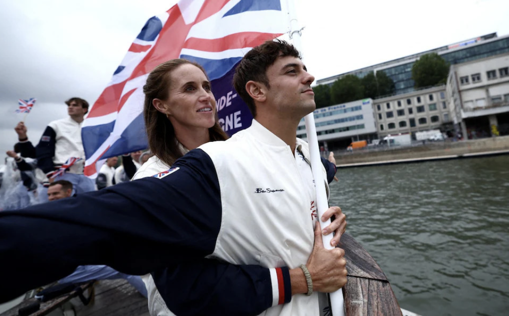 Hai VĐV cầm cờ Anh, Helen Glover và Tom Daley, tái hiện hình ảnh kinh điển của phim Titanic trên sông Seine.