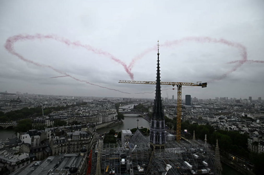 Máy bay tạo khói hình trái tim trên bầu trời Paris.