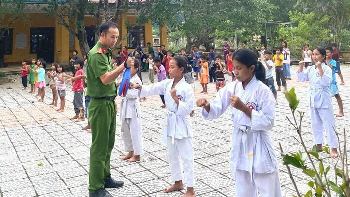 Lớp võ 0 đồng của đại úy công an mở cho trẻ em vùng cao Thừa Thiên - Huế