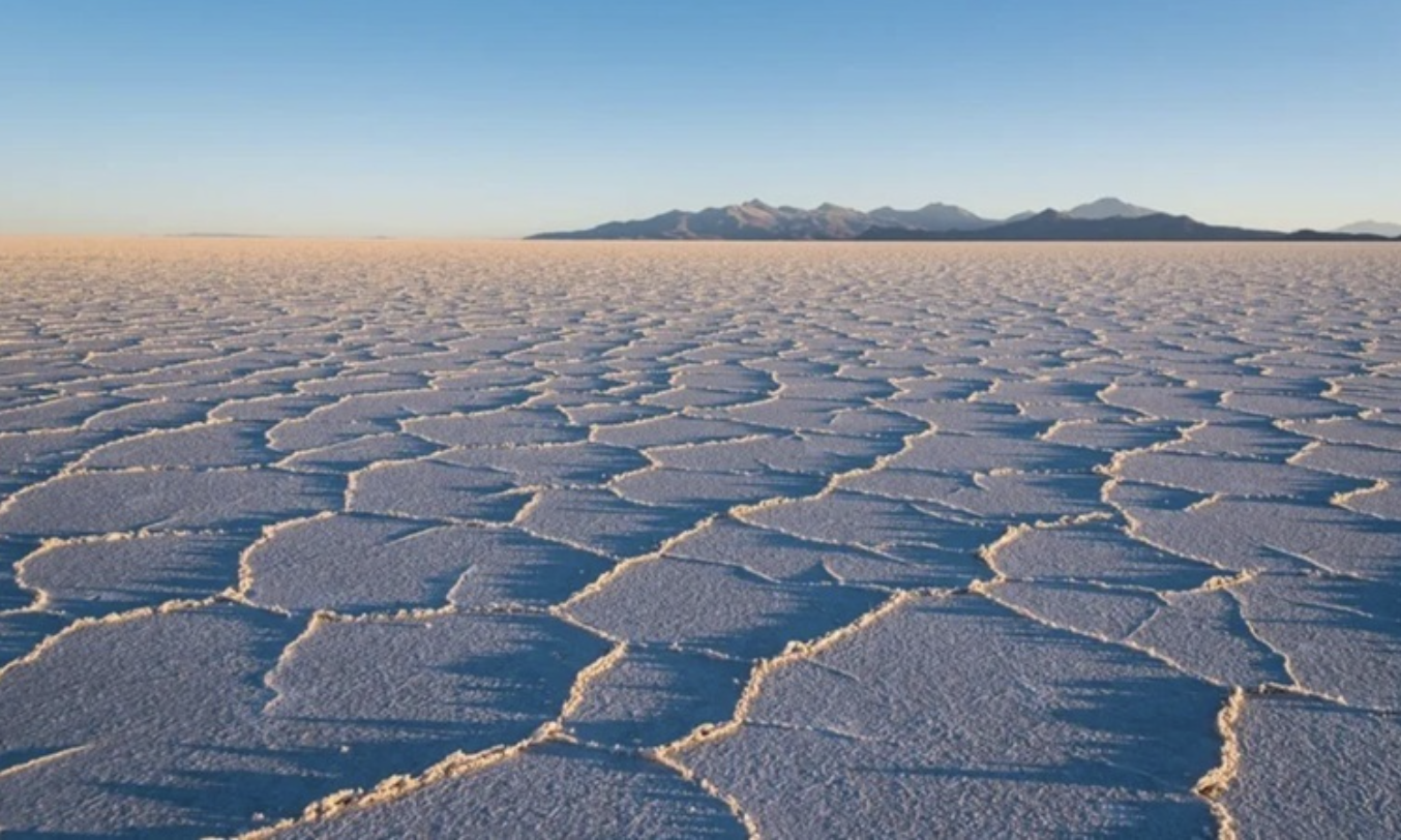 Salar de Uyuni ở Bolivia là cánh đồng muối lớn nhất hành tinh.