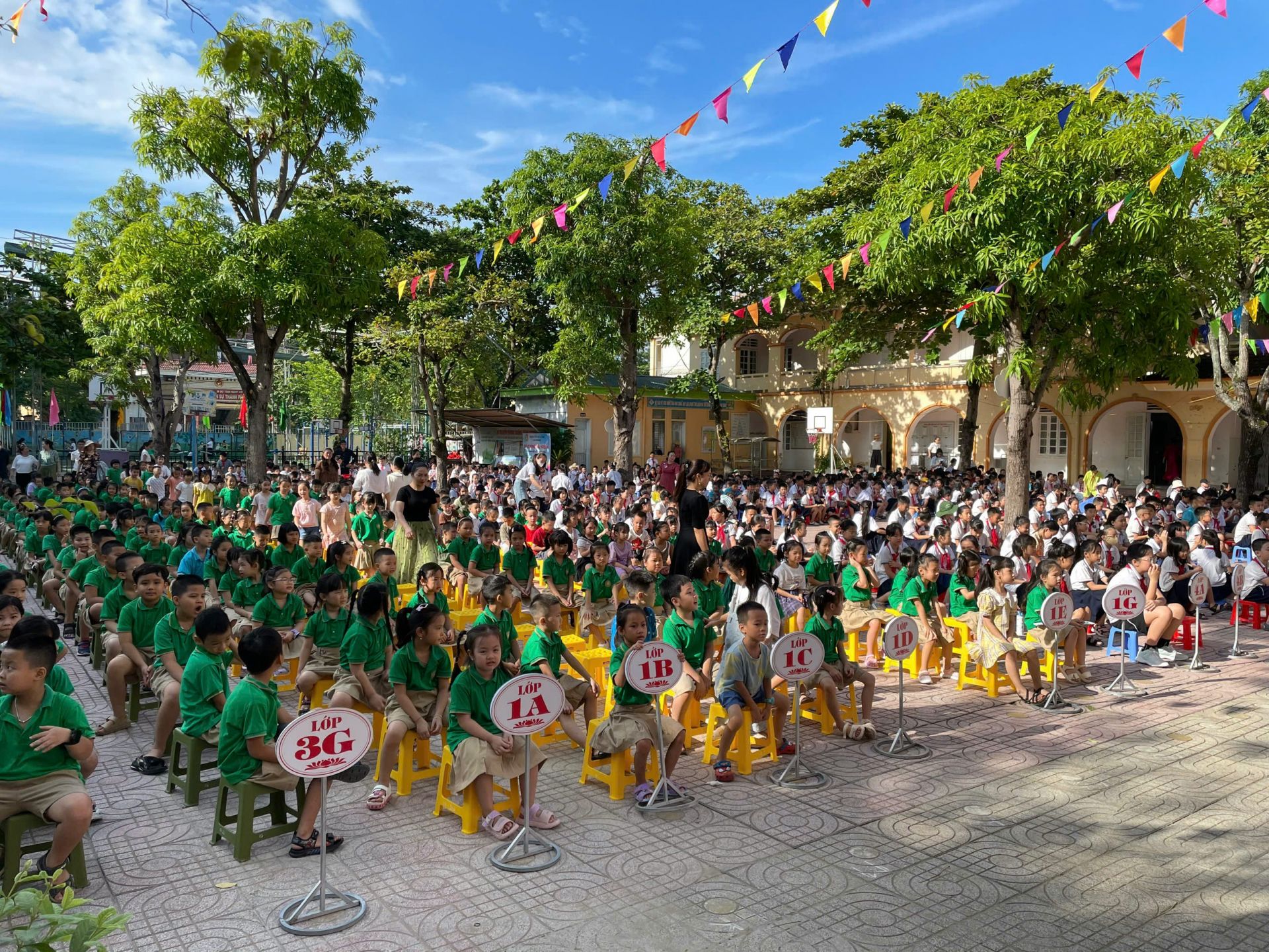 Tại trường Tiểu học Lê Mao (TP Vinh) đã tổ chức nhiều hoạt động chào đón học sinh lớp 1 trong ngày tựu trường