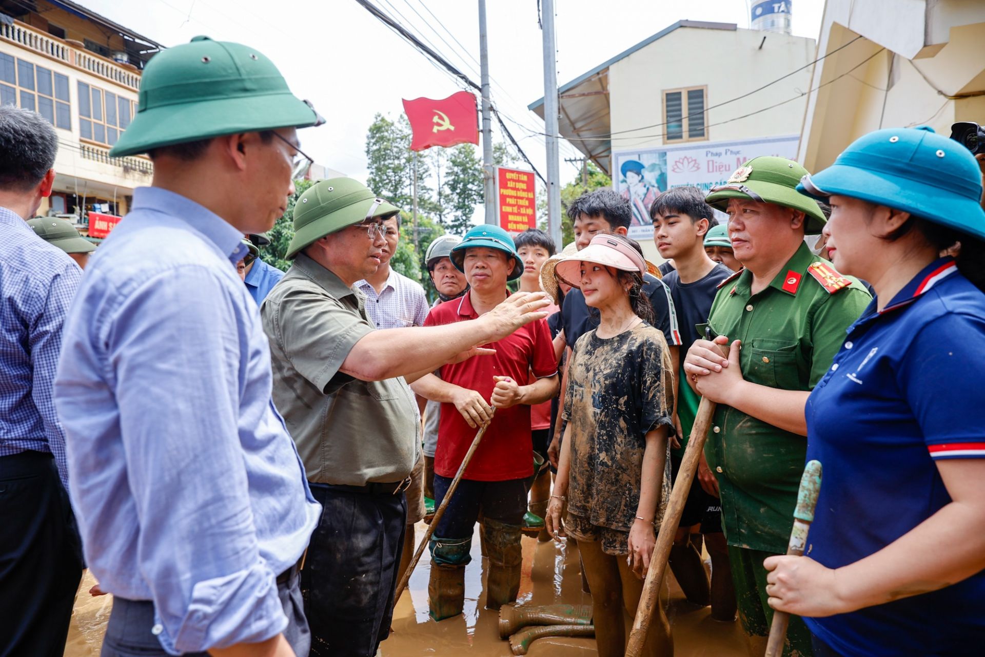 Thủ tướng Phạm Minh Chính kiểm tra công tác khắc phục hậu quả của bão số 3 tại tỉnh Yên Bái.