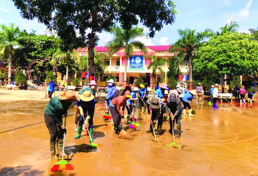 Thầy cô dọn dẹp trường lớp ở trường THCS số 1 Phố Ràng (huyện Bảo Yên).