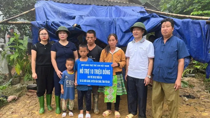 Quỹ Bảo trợ trẻ em Việt Nam thăm gia đình em Sùng Thị Trang (huyện Suối Giàng, huyện Văn Chấn), sinh năm 2015, tử vong do nhà sập trong bão Yagi.