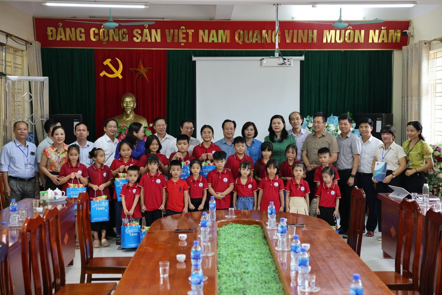 Đoàn công tác tặng quà cho học sinh Trường Tiểu học Vạn Thái