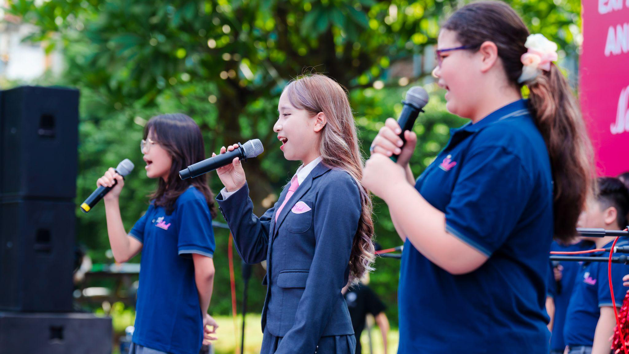 Tại TH School, các hoạt động giáo dục nghệ thuật, năng khiếu rất được coi trọng, giúp các học sinh thể hiện tài năng và được nuôi dưỡng đam mê. Trong ảnh, giai điệu Bài ca TH School vang lên đầy hào hùng, khí thế, thể hiện bởi các học sinh khối Tiểu học và Trung học. Phạm Thủy Linh, lớp 10C (đứng giữa) là một trong những gương mặt tiêu biểu với bề dày thành tích ở các cuộc thi nghệ thuật nổi tiếng như Giải bạc Dance Group (Ballet) - Asia Arts Festival 2018 tổ chức lần thứ 6, Giải vàng Youth Arts Festival 2020 cho tiết mục Ballet, Giải vàng Dance Medium Group - Asia Arts Festival 2019 tổ chức lần thứ 7 tại Singapore…