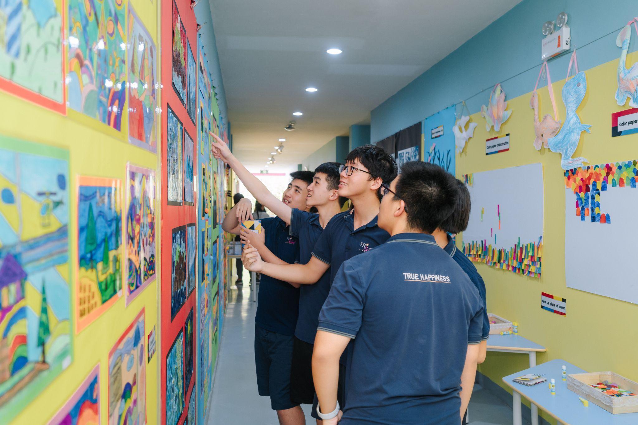 Các "họa sĩ" tại TH School với các tác phẩm nghệ thuật ấn tượng được trưng bày trong triển lãm nghệ thuật, nơi mọi người có thể “Dạo bước trong nghệ thuật - Walking through art”