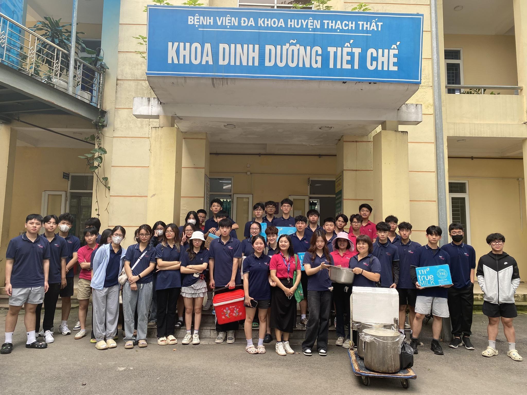 Ngoài thời gian học tập, học sinh TH School còn tích cực tham gia các hoạt động cộng đồng và đóng góp cho xã hội. Trong ảnh là học sinh và giáo viên trường nội trú TH School Hòa Lạc trao tận tay 200 bệnh nhân chè và sữa miễn phí tại bệnh viện đa khoa huyện Thạch Thất, TP. Hà Nội