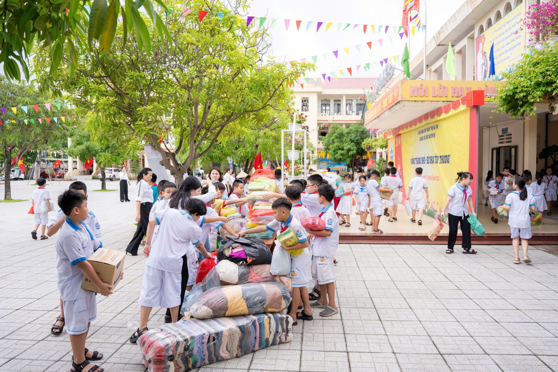 Các em học sinh tại trường tiểu học Nguyễn Du (TP Hà Tĩnh) rất hào hứng khi được góp từng phần quà nhỏ chia sẻ yêu thương đến với các bạn ở miền Bắc