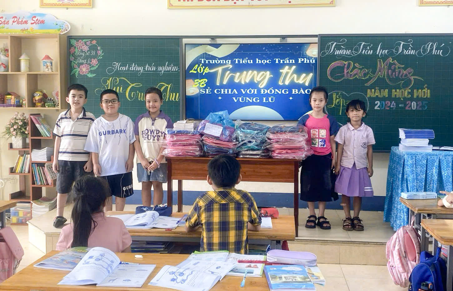 Học sinh trường Tiểu học Trần Phú (TP Hà Tĩnh) tổ chức Trung thu chia sẻ với đồng với đồng bào vùng lũ