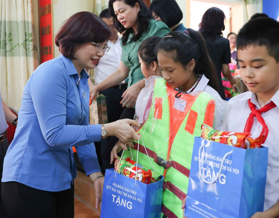 Phó Chủ tịch Công đoàn Giáo dục Việt Nam Đặng Hoàng Oanh tặng quà cho học sinh