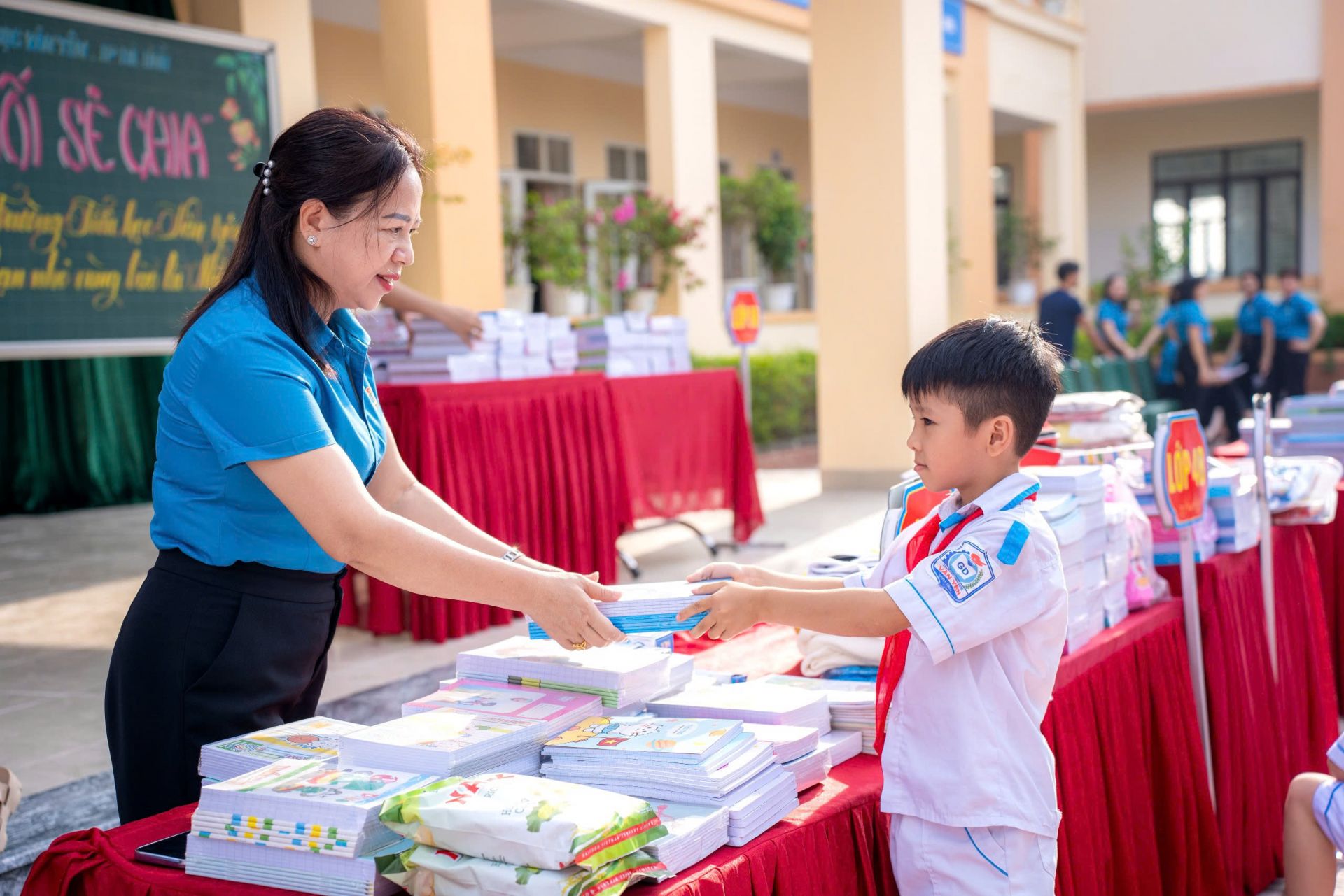 Tập thể GV và học sinh trường Tiểu học Văn Yên (TP Hà Tĩnh) quyên góp nhu yếu phẩm, sách vở, đồ dùng học tập hướng về miền Bắc bị thiệt hại nặng nề do bão lũ gây ra