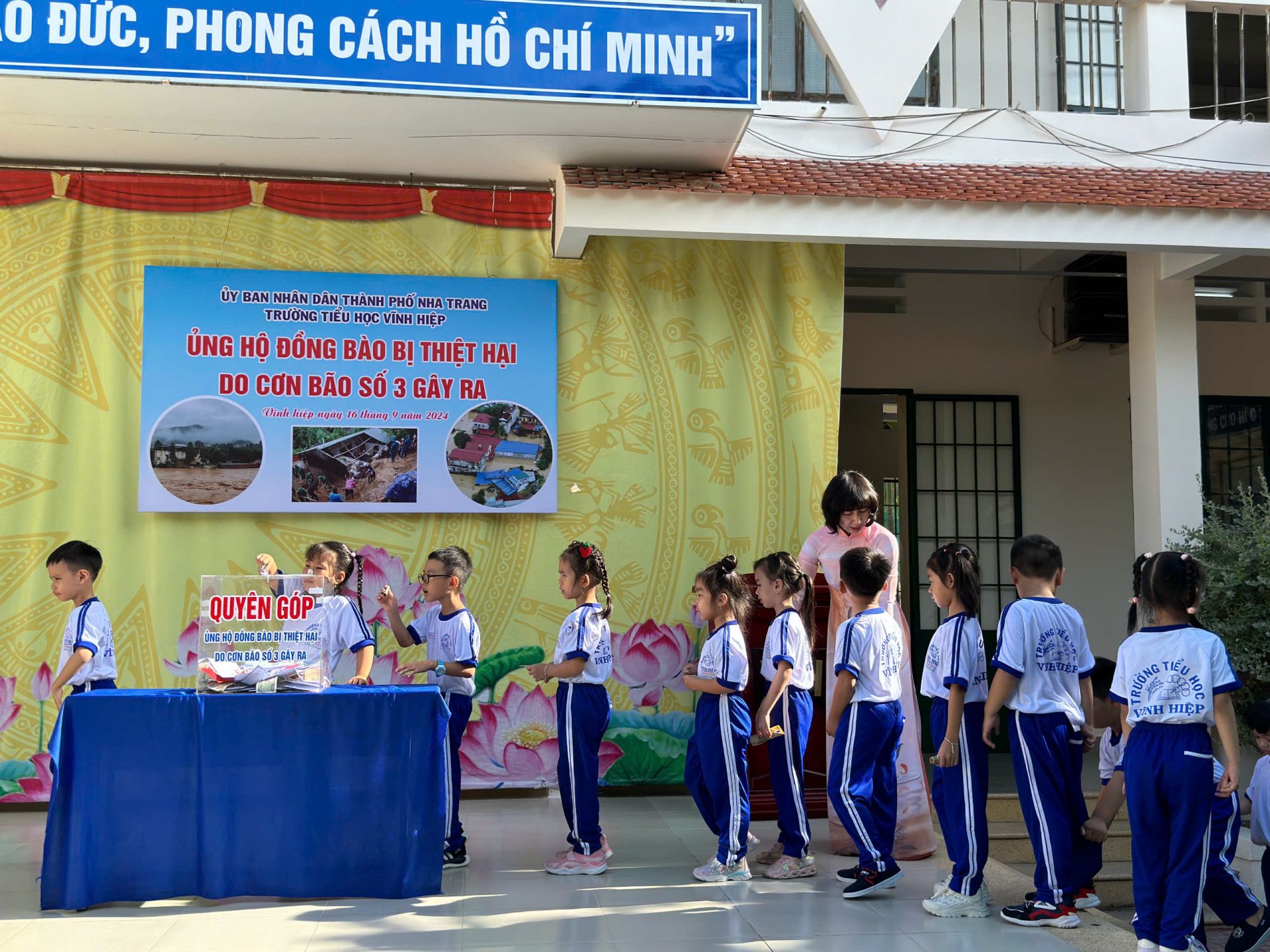 Các bạn học sinh trường Tiểu học Vĩnh Hiệp quyên góp ủng hộ khắc phục thiệt hại của bão số 3.