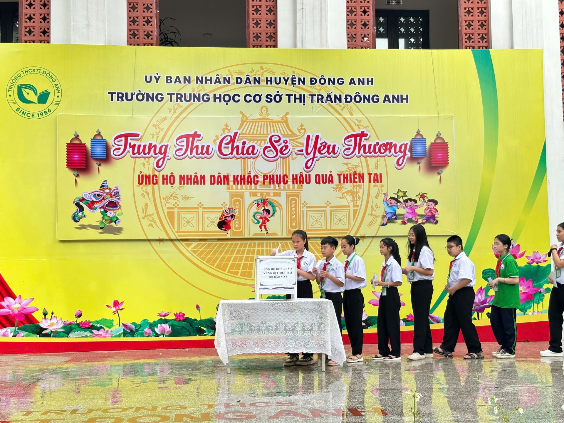 Học sinh trường THCS Thị trấn Đông Anh quyên góp ủng hộ khắc phục hậu quả của bão số 3.