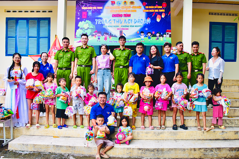 Thành Đoàn Nha Trang cùng các ban ngành đoàn thể trao tặng quà Trung thu cho các em học sinh tại điểm trường TH Vĩnh Nguyên 3, Đảo Vũng Ngán, P Vĩnh Nguyên, Tp Nha Trang, tỉnh Khánh Hoà.