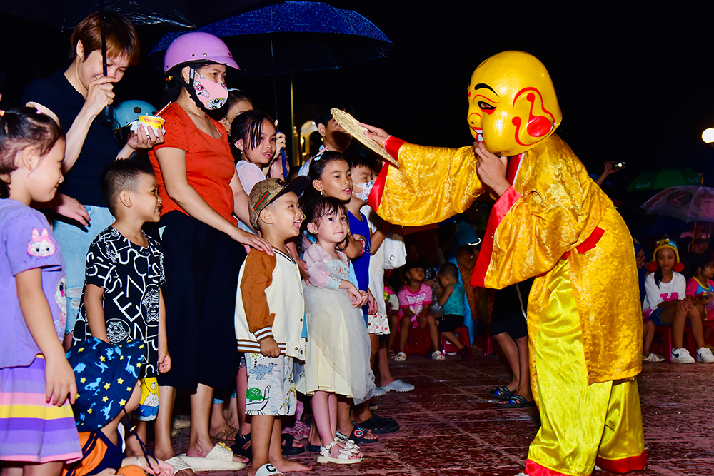 Thiếu nhi Huyện Diên Khánh, tỉnh Khánh Hoà vui chơi Trung thu dù trời mưa khá to