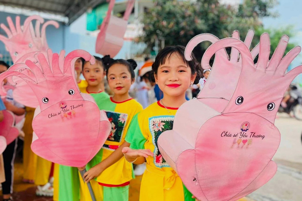 Những chiếc lồng đèn Con Mực vô cùng dễ thương trong lễ hội rước đèn Trung Thu của các bạn học sinh TP Phan Thiết, tỉnh Bình Thuận