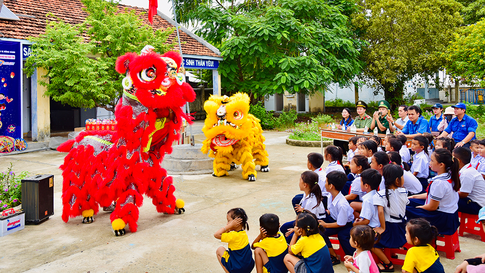 Các bạn nhỏ thiếu nhi trên Đảo Điệp Sơn, xã Vạn Thắng, Huyện Vạn Ninh hăng say xem biểu diễn múa lân