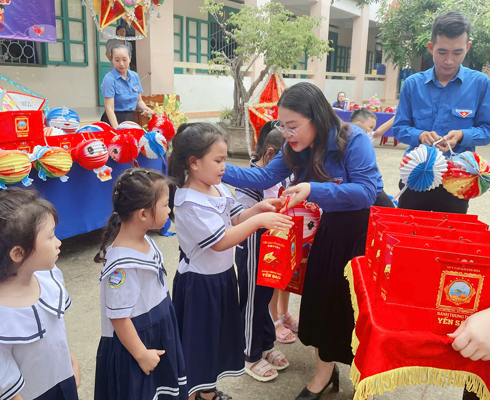 Trao quà Trung thu tại trường Tiểu học Cam Lợi, Phường Cam Lợi, Thành phố Cam Ranh, Khánh Hòa.