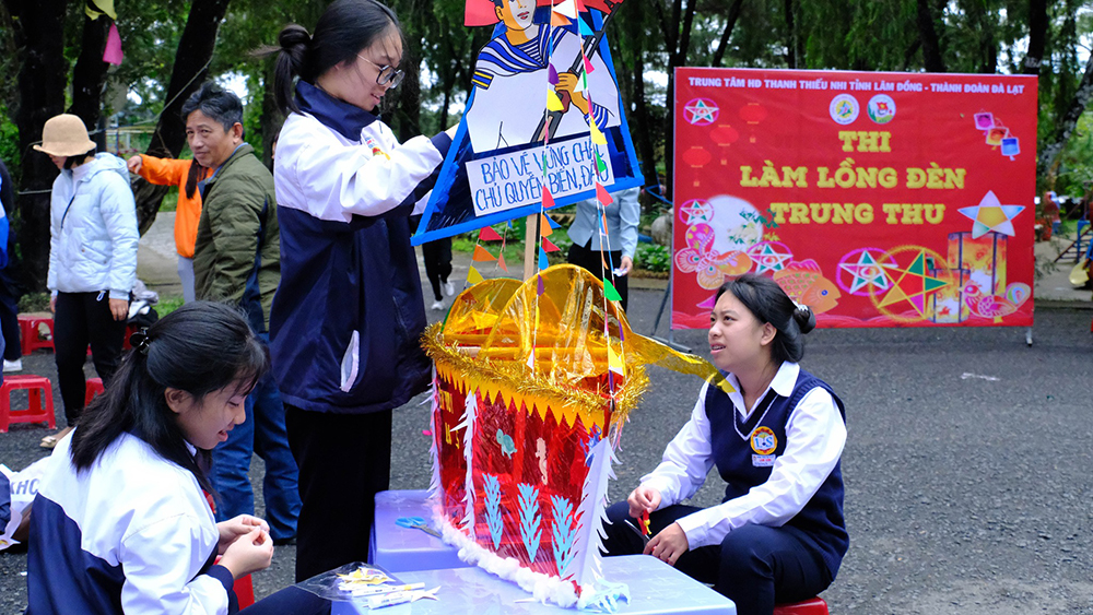 Trổ tài khéo léo trong cuộc thi Làm lồng đèn Trung thu